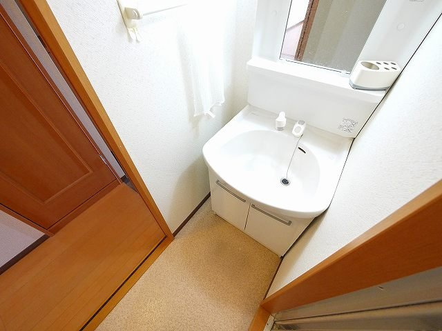 アイリスハイツ8号館の洗面所|コンパクトで使いやすい洗面所