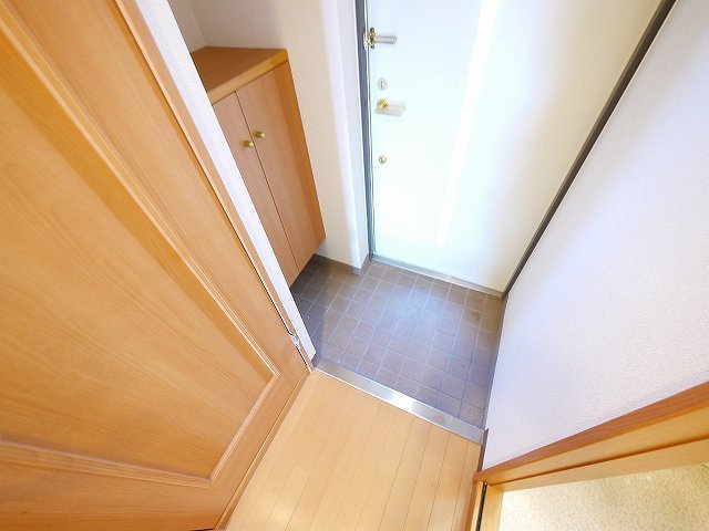 アイリスハイツ8号館の玄関|きれいな玄関です