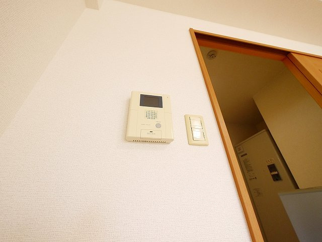 アイリスハイツ8号館のセキュリティ|モニター付きインターホンです。