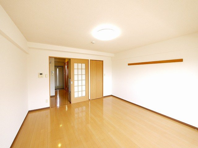 アイリスハイツ8号館の居間・リビング|ゆったりした居間