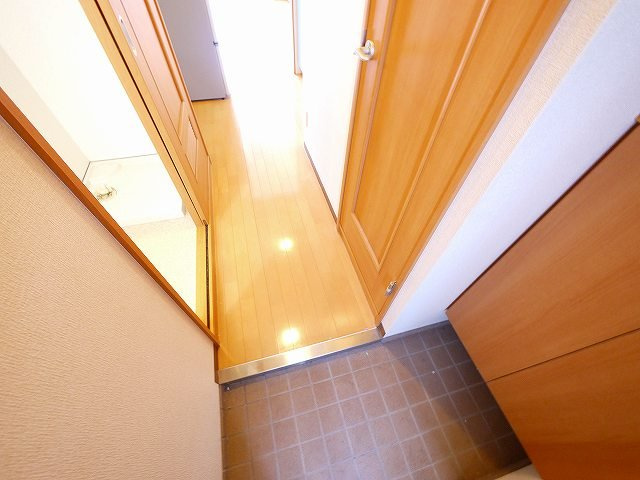 アイリスハイツ8号館の玄関|収納もある玄関です