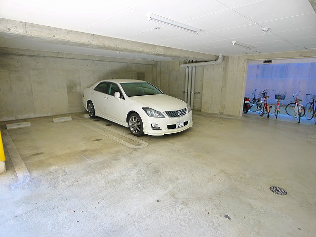 アイリスハイツ8号館の駐車場|駐車スペースもあります