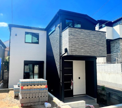 【外観】 | ◇桜ヶ丘２丁目　新築戸建て　２号棟◇ | ◆堂々たる趣ながら、主張し過ぎずどこか余裕を感じさせるシャープなフォルムで佇む邸宅は、晴天の空と照らし合わせる事で、本来あるべき完成形の姿を見せてくれます。