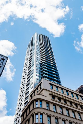 【外観】 | 【外観】北浜に継承される格式ある近代建築様式と、先進の技術を融合させたシンボリックな多面的フォルム。