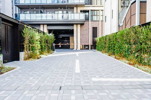 【駐車場】 | 【敷地内駐車場】十分なゆとりがあり、車の出し入れもスムーズです。敷地内の安全に配慮した歩車分離設計！
