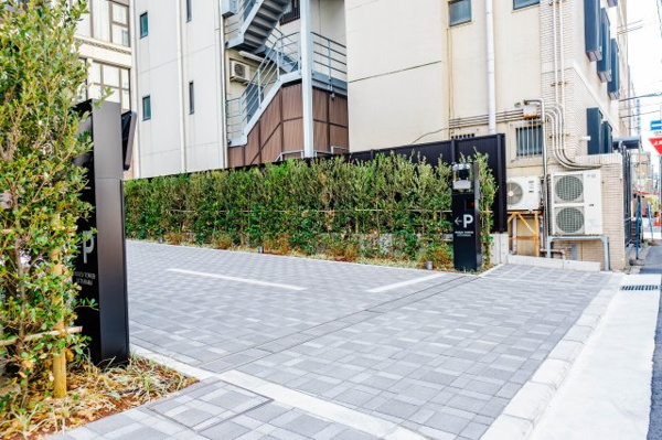 【駐車場】 | 【駐車場入り口】きちんと整備されたきれいな駐車場です！全部で100台を駐車可能です！