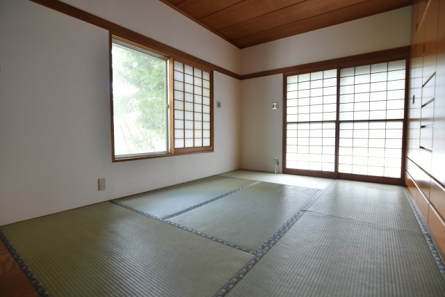 約7.5の和室は壁１面収納になっています。