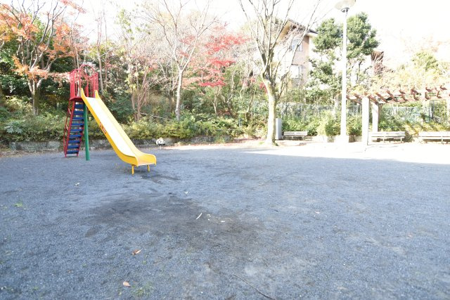 もみじが丘公園まで徒歩約1分（約70ｍ）千代が丘の静かな隠れ家で、自然と楽しさが調和しています。
公園内には楽しい滑り台が待っています。