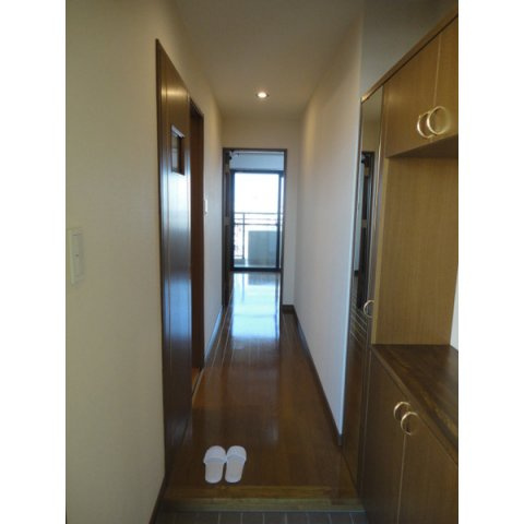 E・POPULAR（イーポプラール）【キャッシュバック対象】の玄関|明るい玄関です