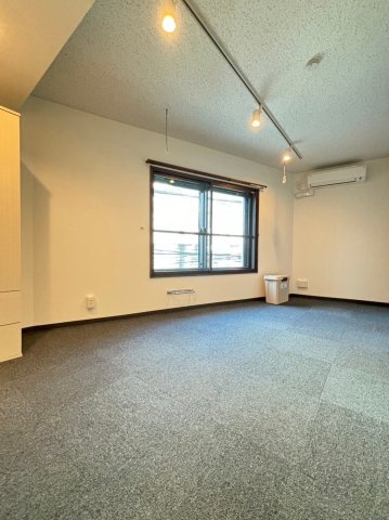 「防音マンション」ラシクラス小岩駅前の居間・リビング|居室は防音床、防音壁、防音天井となっており、コンクリートの厚みは１８０㎜と、まさに楽器を演奏するためにつくられた24時間楽器演奏可能の防音室です。
