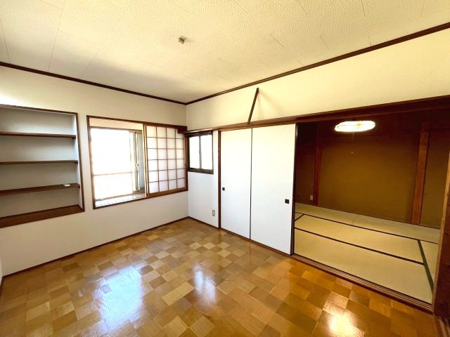 上桂森下町貸家の洋室|落ち着いた色調の洋室です