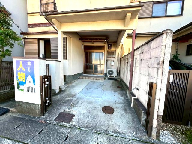 上桂森下町貸家の駐車場|車をお持ちの方に嬉しい駐車場付きの物件です