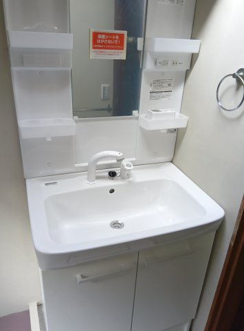 上桂森下町貸家の独立洗面台|独立洗面台、小物を置くことができて便利です