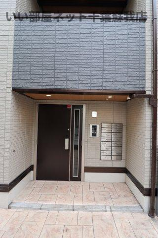 アヴァンスコート参番館のエントランス|安心オートロック付き♪