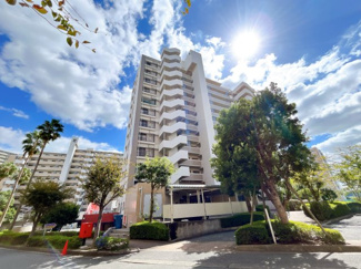 【外観】 | この青空が指し示す、明るい暮らしの予感。緑に囲まれたその場所に建つ豊かさの象徴。