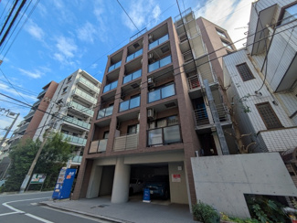 住宅街に立地する暮らしやすい住環境です。