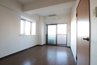 洋室７．５帖／３階の角部屋です