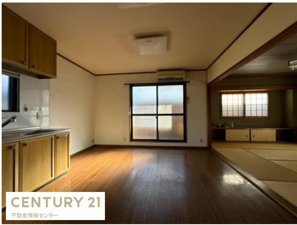 【居間・リビング】 | 2階LDKのお部屋は10帖に北西向きのバルコニーがあります！