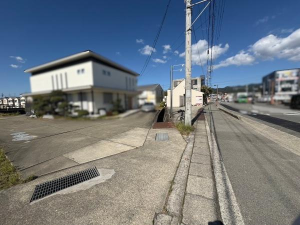 岩出市川尻　土地の前面道路含む現地写真