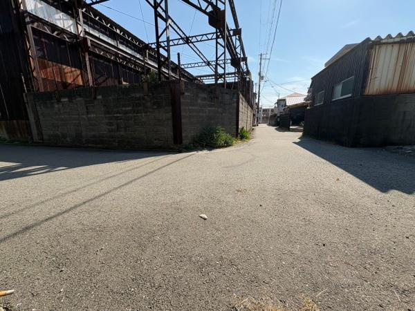 彩城アパートの前面道路含む現地写真