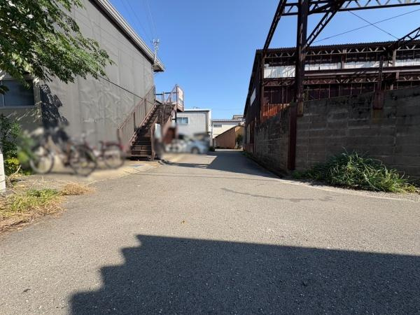 彩城アパートの前面道路含む現地写真