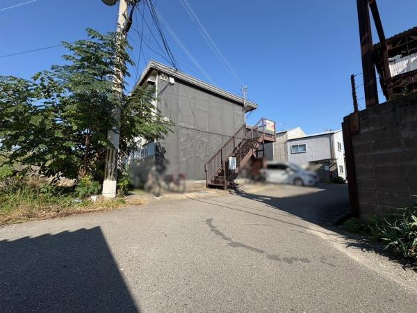 彩城アパートの前面道路含む現地写真