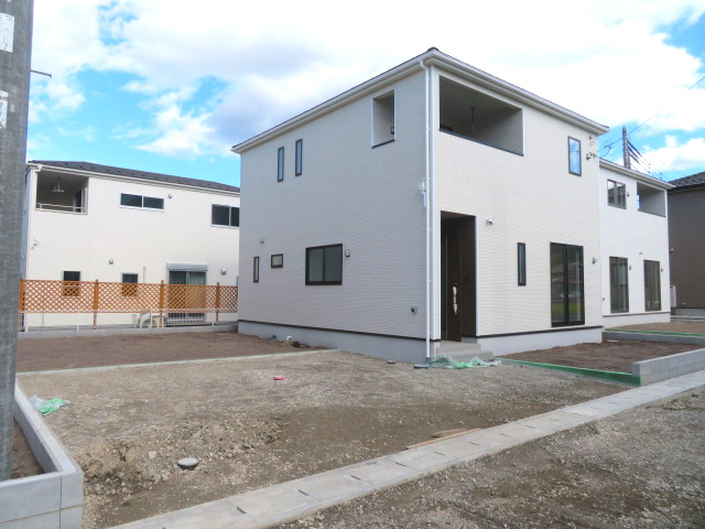 高崎市吉井町下長根第２（全4棟）3号棟の外観|隣地との距離も保ちながらも綺麗な街並みに溶け込みました！
駐車スペースやお庭も十分に確保しています！