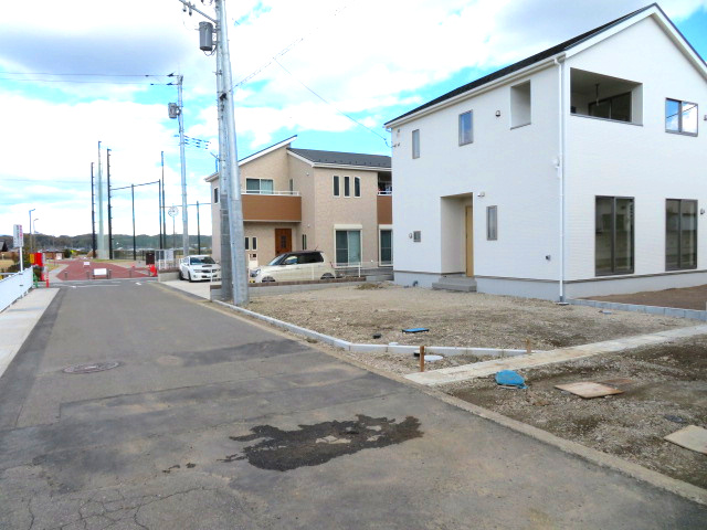 高崎市吉井町下長根第２（全4棟）4号棟の前面道路含む現地写真