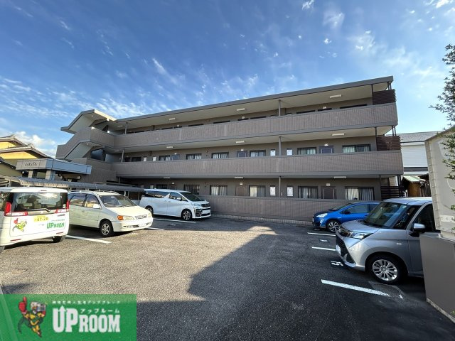 春日井市八幡町の賃貸マンションの駐車場