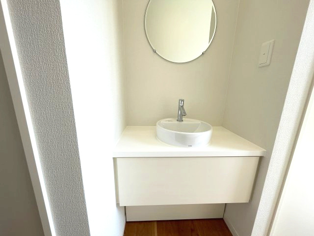 鹿児島市大明丘三丁目戸建てのその他|玄関にも手洗い場があり、帰宅後のうがい手洗いにも便利です。