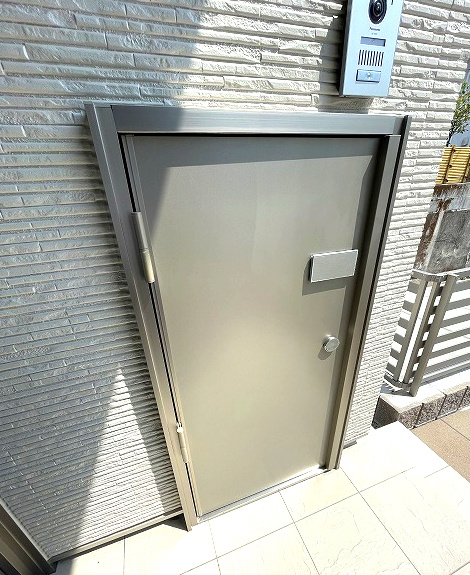 鹿児島市大明丘三丁目戸建てのその他|玄関外に宅配BOXが備えられており、ご不在時の荷物受取に便利です。