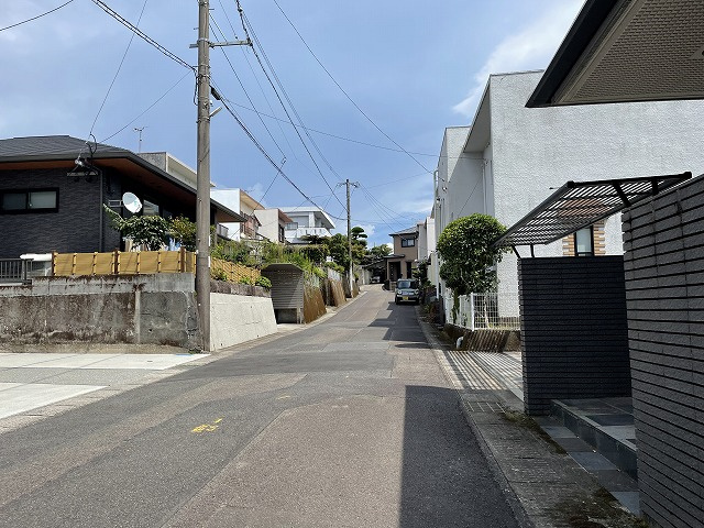 鹿児島市大明丘三丁目戸建ての前面道路含む現地写真|西側から撮影した前面道路の様子です。道路幅員は約5.0ｍございます。