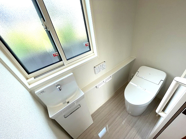 鹿児島市大明丘三丁目戸建てのトイレ|1階 トイレは温水洗浄便座で快適です。