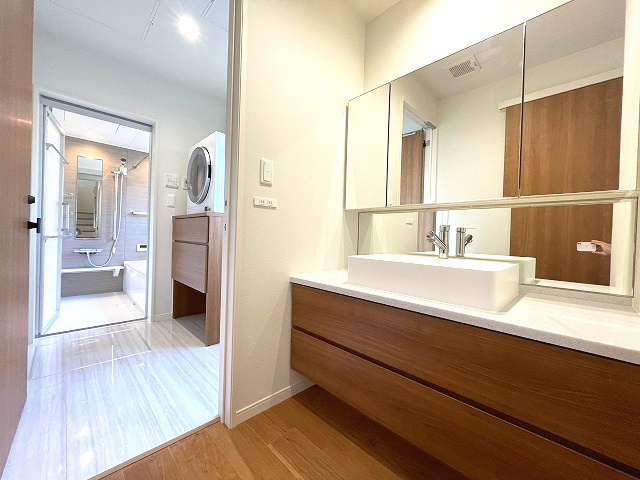 鹿児島市大明丘三丁目戸建ての洗面所|清潔感のある洗面所の様子です。