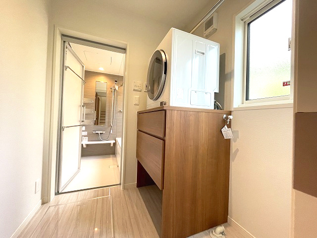 鹿児島市大明丘三丁目戸建てのその他|1階の浴室と洗面所の間に便利なランドリールームがございます。脱衣室としてご使用いただけます。