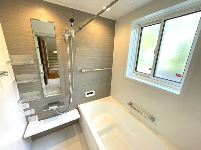 鹿児島市大明丘三丁目戸建ての浴室|浴室には窓があり、換気に便利です。