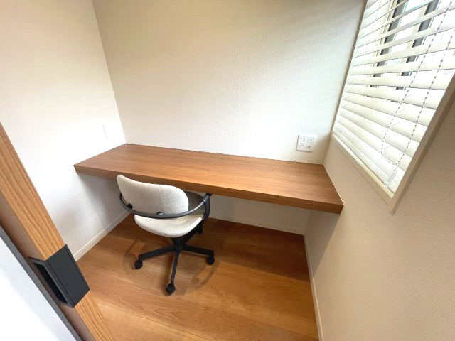 鹿児島市大明丘三丁目戸建ての設備|階段横にあるワークスペースです。テレワークや勉強部屋としてもご活用いただけます。