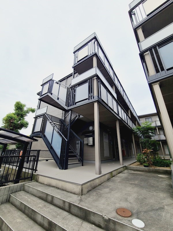 宝塚市高司３丁目のアパートの外観