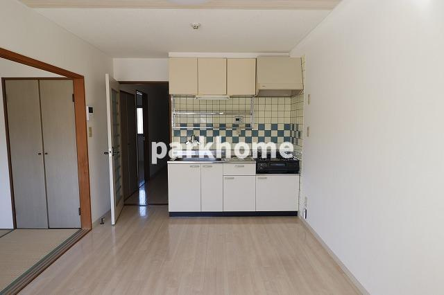 コーポレッドハットの居間・リビング|こちらの居間で趣味の時間をお楽しみください