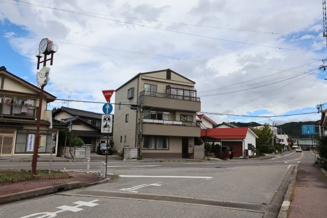【中古戸建】池田町池田の前面道路含む現地写真