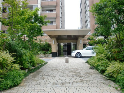 【外観】 | アーサー大牟田ウエスト | 入口から道路までは距離がある為、お子様の急な飛び出しにも安心