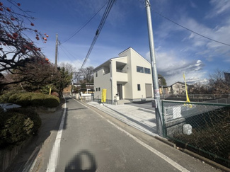 【前面道路含む現地写真】 | 現地写真　西側接道幅員約4ｍ　北側接道幅員約4ｍ