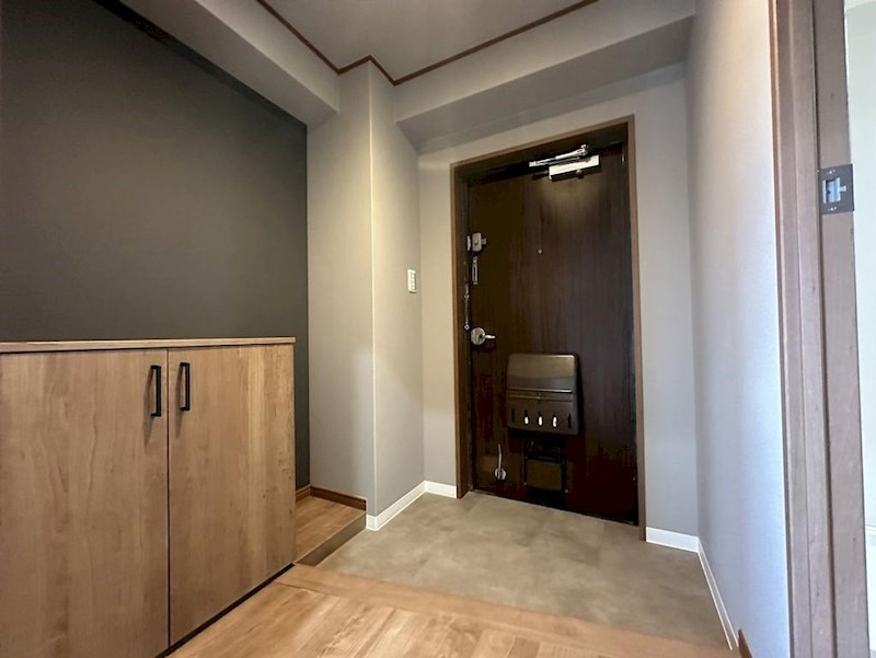 ジョイ御池の玄関|玄関です。シューズボックスがあり玄関を整理整頓出来ます。シューズボックスの上には小物など置けます。