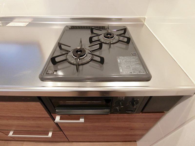 ジョイ御池のキッチン|2口ガスコンロです。単身の方でも2口あればお料理が捗ります。