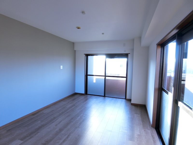 ジョイ御池の居間・リビング|窓の多いリビングです。リビング内から二条城を眺めることが可能です。