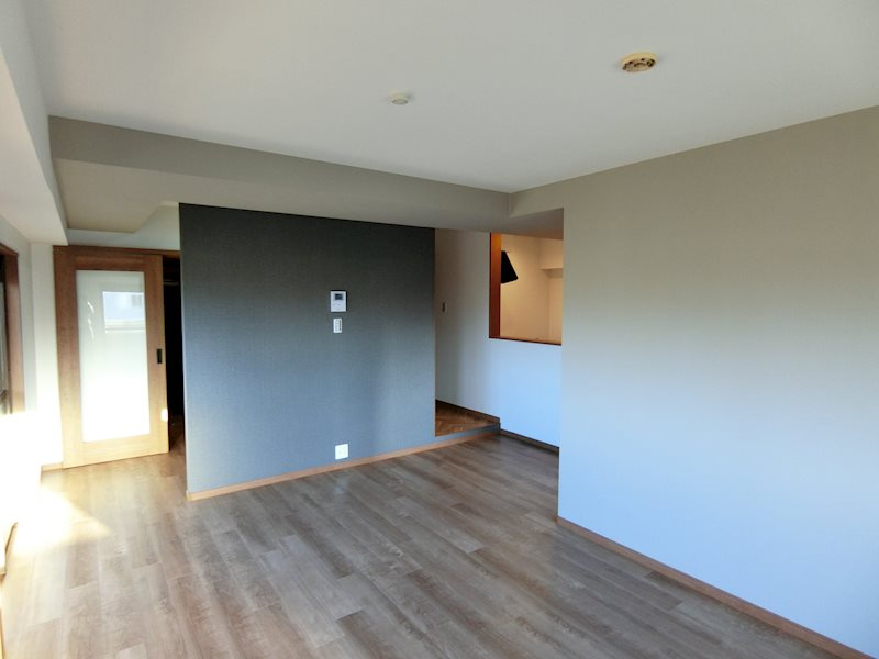 ジョイ御池の居間・リビング|窓の多いリビングです。リビング内から二条城を眺めることが可能です。