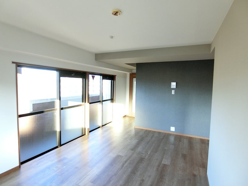 ジョイ御池の居間・リビング|窓の多いリビングです。リビング内から二条城を眺めることが可能です。