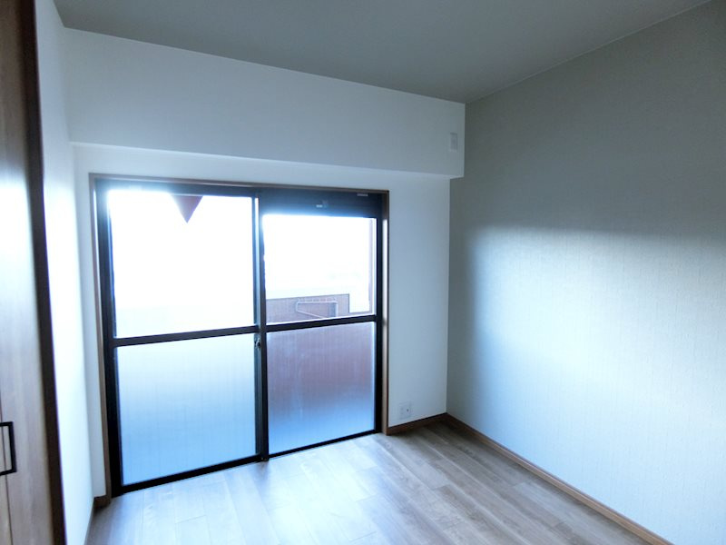 ジョイ御池の内装|洋室です。西向きの窓があり採光が望めます。室内には収納もございます。