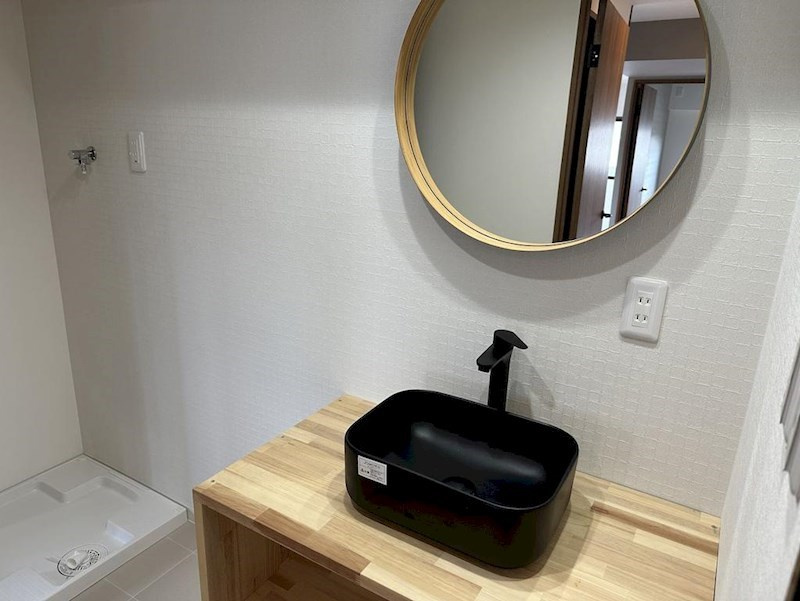 ジョイ御池のトイレ|洗面所です。広々とした洗面所ホテル仕様のような大きな鏡と洗面ボウルが設置されています。