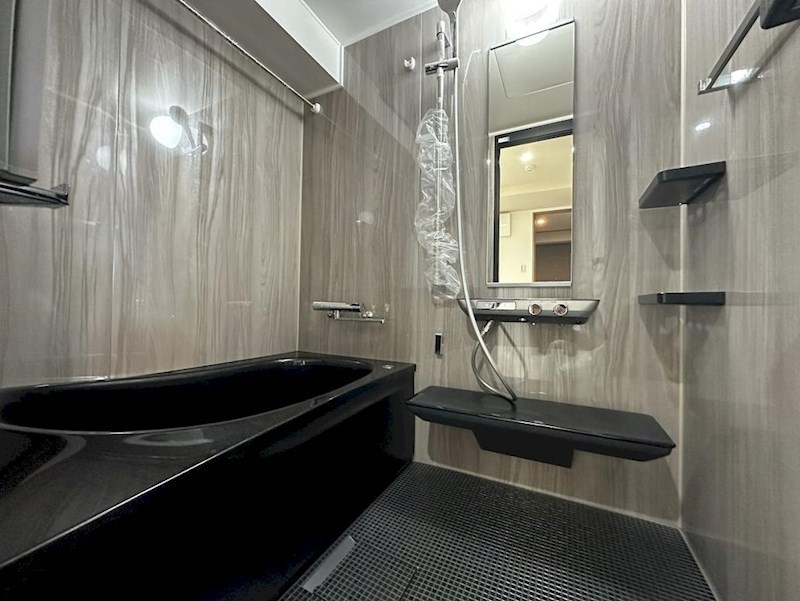 ジョイ御池の浴室|浴室です。黒い浴槽は重厚感がございます。浴室乾燥機も設置されています。